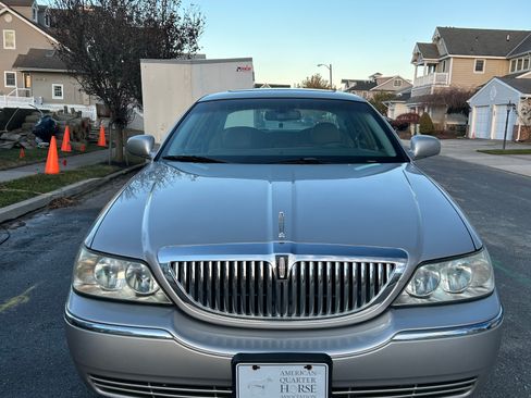 Used 2009 Lincoln Town Car Signature Limited image 2