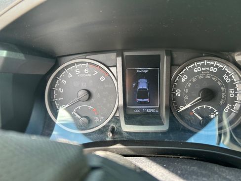Used 2019 Toyota Tacoma TRD Off-Road AWD/4WD image 14