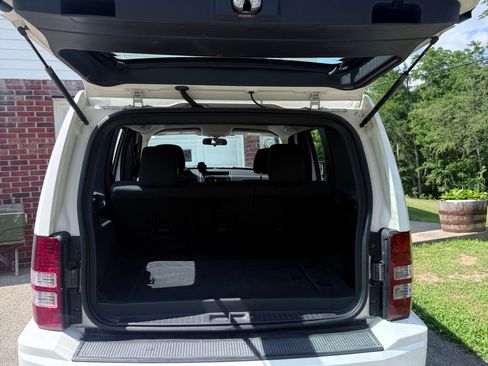 Used 2010 Jeep Liberty Sport AWD/4WD image 16