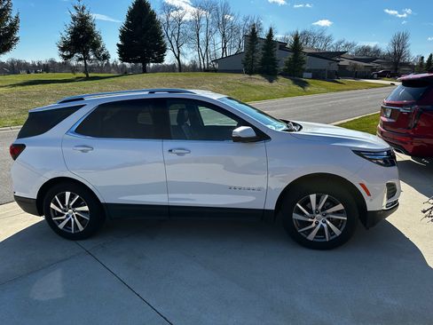 Used 2022 Chevrolet Equinox Premier image 2