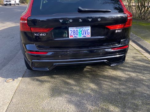 Used 2025 Volvo XC60 B5 Plus image 4