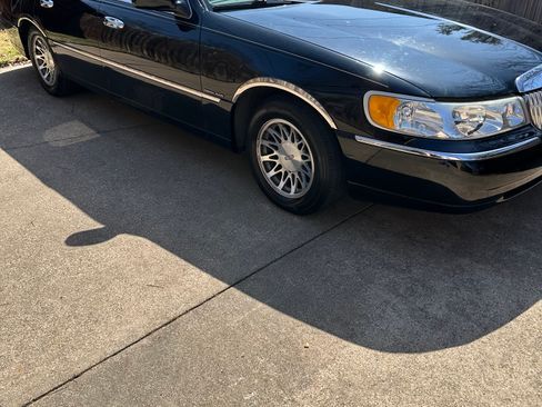Used 2000 Lincoln Town Car Signature image 6