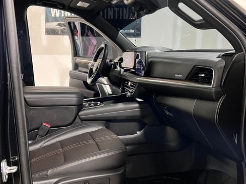 Used 2025 Chevrolet Suburban High Country AWD/4WD image 9