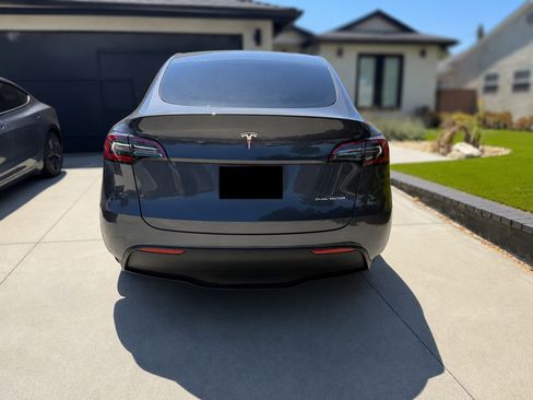 Used 2023 Tesla Model Y AWD image 5