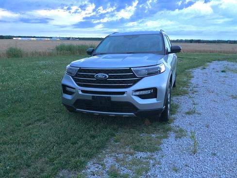 Used 2023 Ford Explorer XLT w/ Equipment Group 202A AWD/4WD image 4