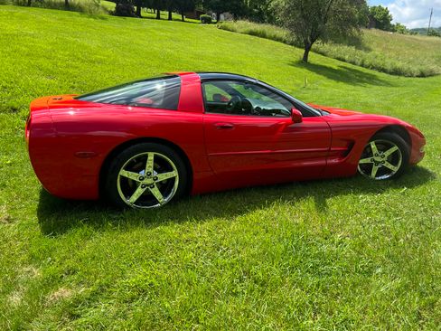 Used 1997 Chevrolet Corvette Coupe w/ Memory Pkg image 12