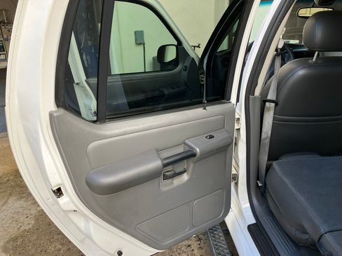 Used 2004 Ford Explorer Sport Trac XLT image 22