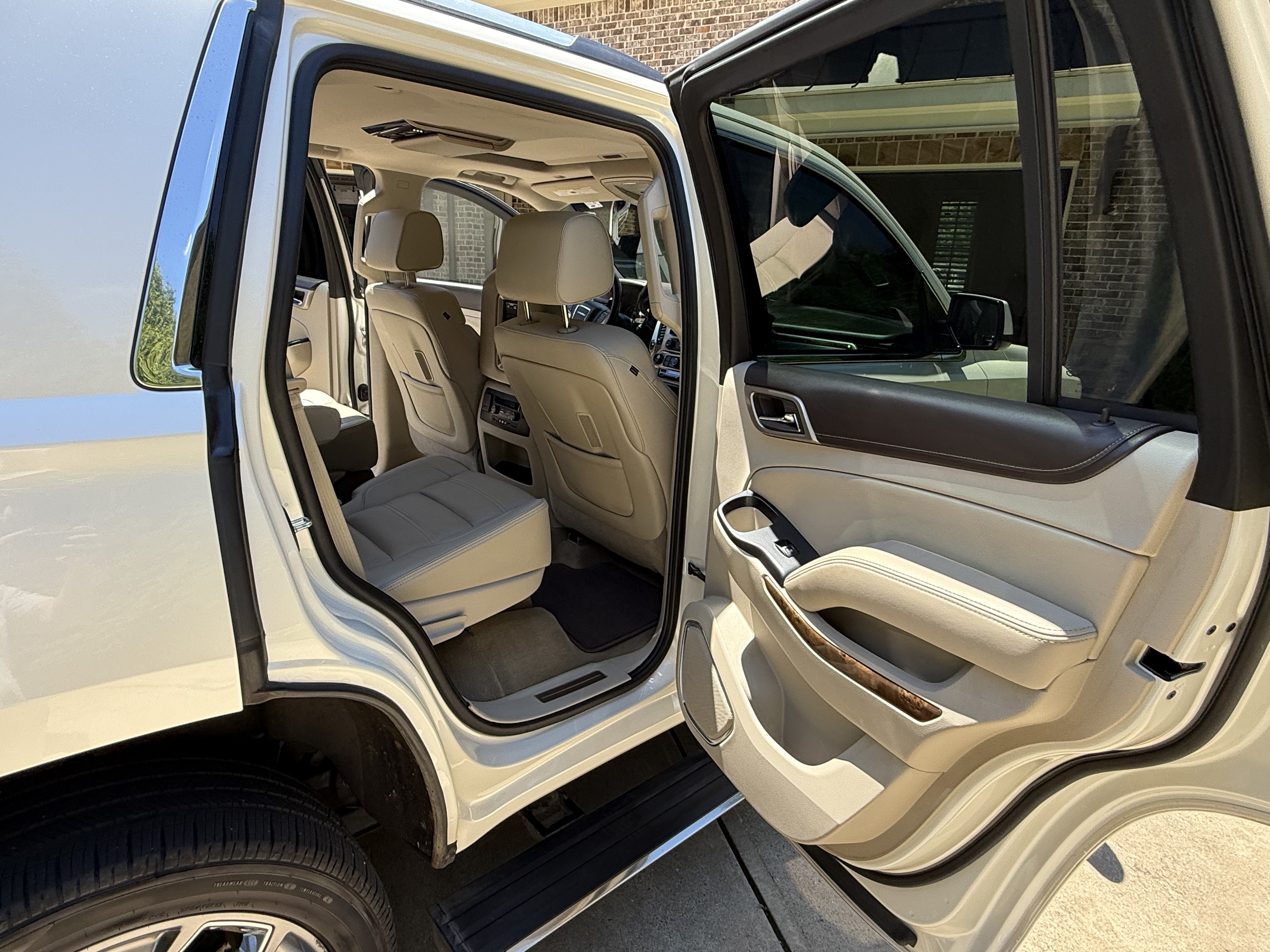 Used 2015 GMC Yukon Denali w/ Premium Package AWD/4WD image 19