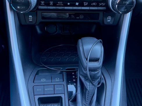 Used 2020 Toyota RAV4 XLE image 10