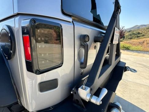 Used 2016 Jeep Wrangler Unlimited Rubicon AWD/4WD image 16