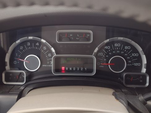 Used 2010 Ford Expedition XLT image 10