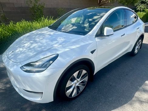 Used 2023 Tesla Model Y AWD image 4