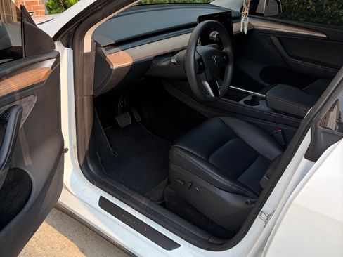 Used 2024 Tesla Model Y Long Range AWD/4WD image 11