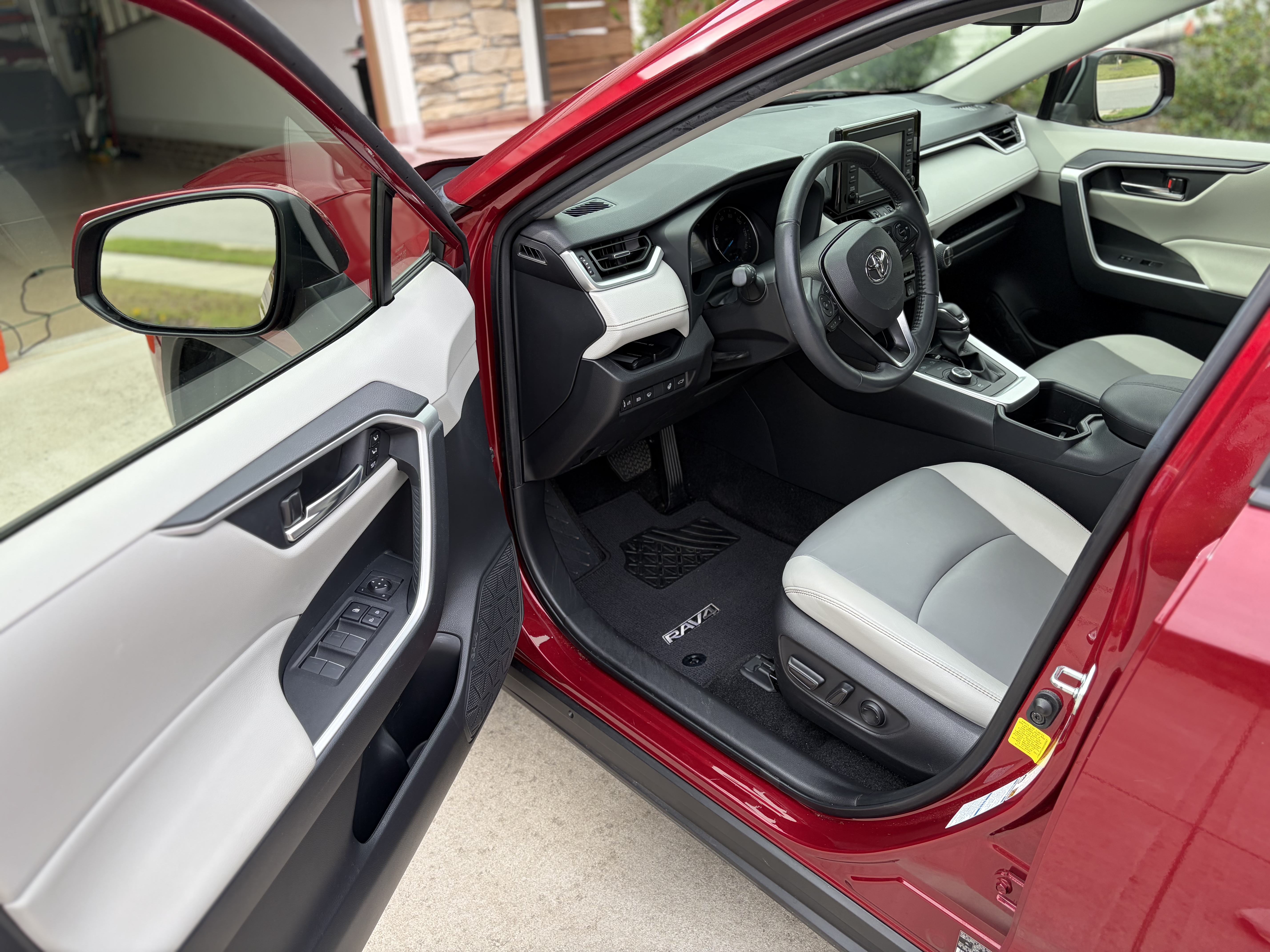 Used 2022 Toyota RAV4 XLE Premium AWD/4WD image 9