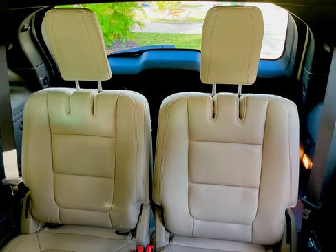 Used 2014 Ford Explorer XLT w/ Equipment Group 202A image 8