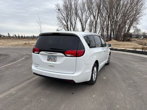 Used 2020 Chrysler Pacifica Touring image 5