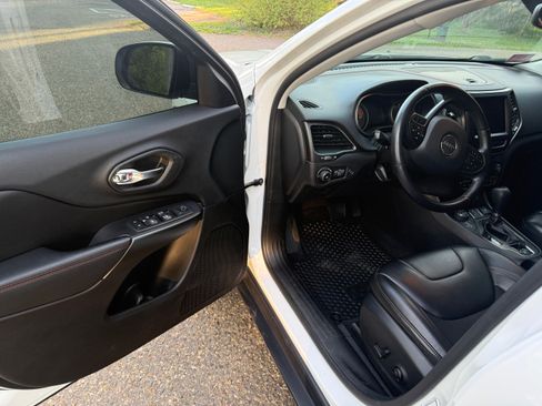 Used 2020 Jeep Cherokee Trailhawk w/ Comfort/Convenience Group AWD/4WD image 27