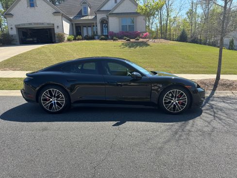 Used 2022 Porsche Taycan image 2