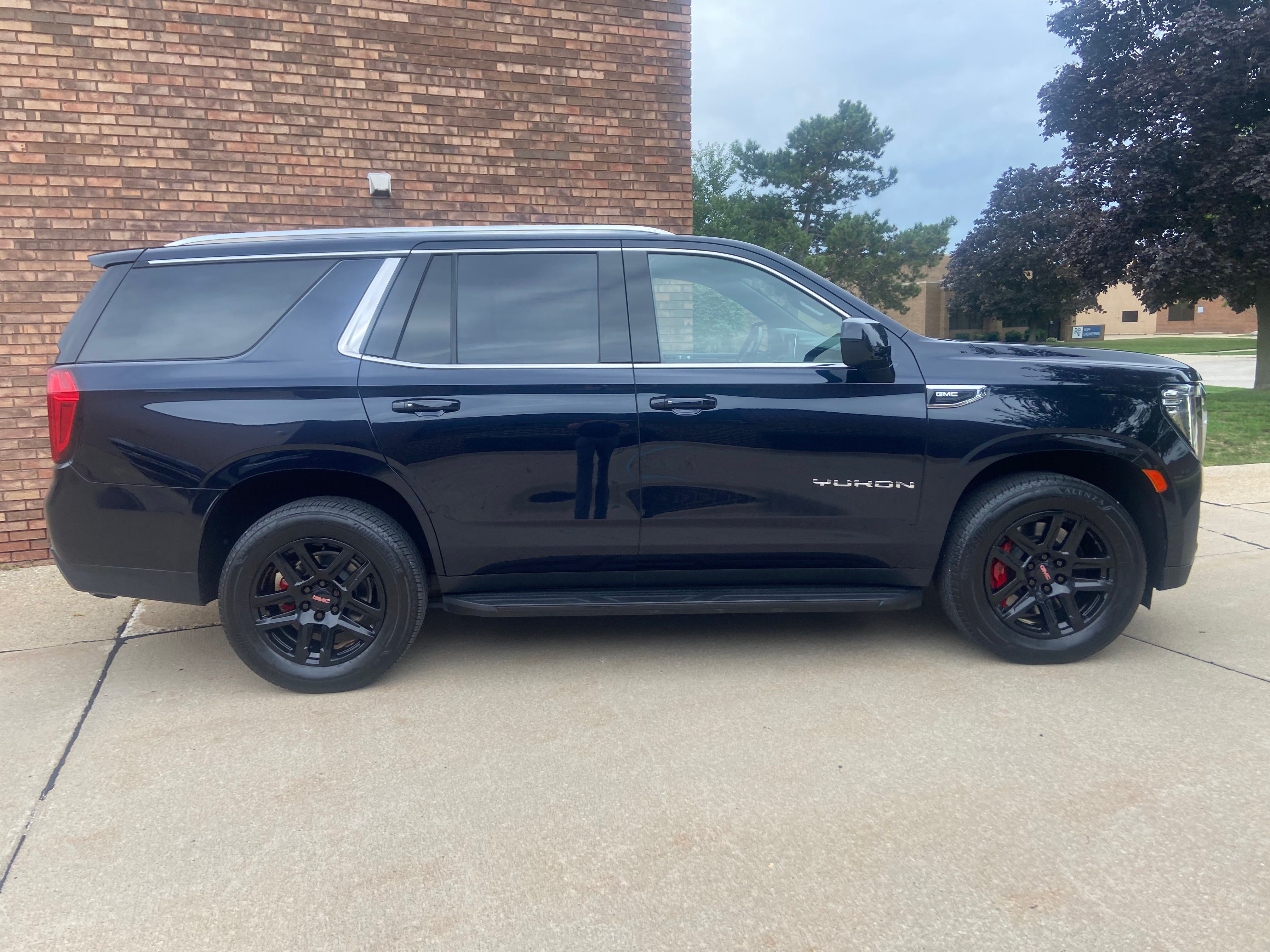 Used 2021 GMC Yukon SLE AWD/4WD image 4