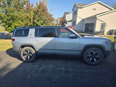 Used 2024 Rivian R1S Adventure image 1