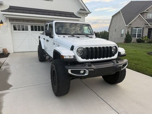 Used 2024 Jeep Gladiator Sport AWD/4WD image 17