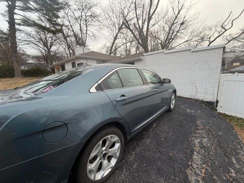 Used 2010 Ford Taurus SEL image 4