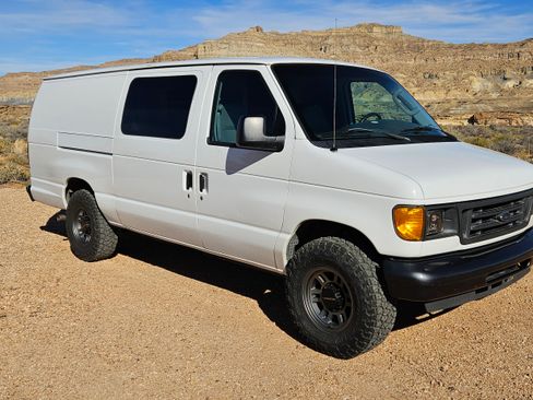 Used 2005 Ford E-250 and Econoline 250 Extended image 1