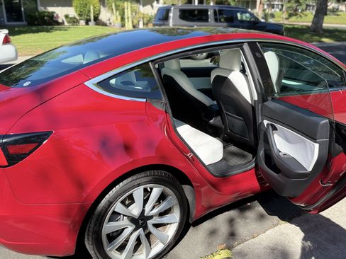 Used 2019 Tesla Model 3 Standard Range Plus image 4