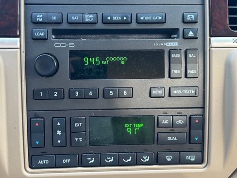 Used 2008 Lincoln Town Car Signature Limited image 14