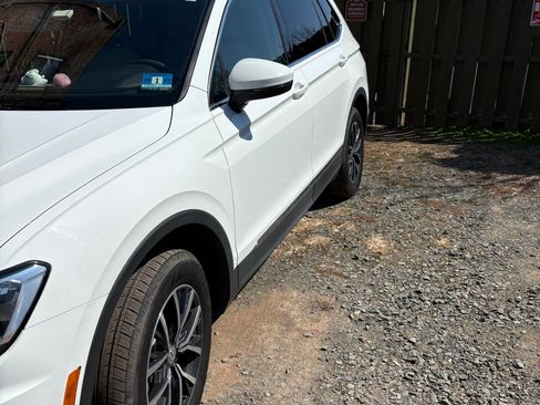 Used 2020 Volkswagen Tiguan SE w/ Panoramic Sunroof Package image 2