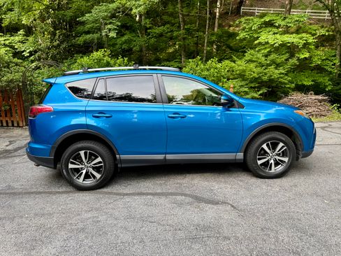 Used 2017 Toyota RAV4 XLE AWD/4WD image 8