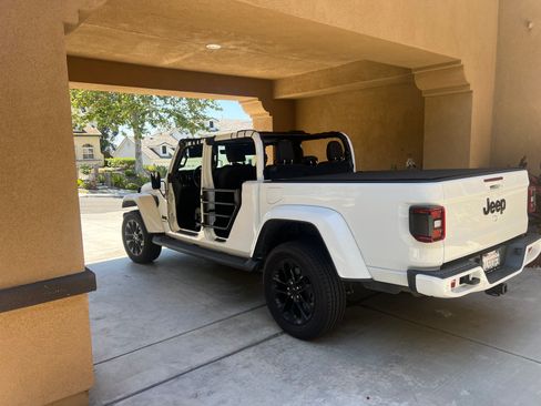 Used 2021 Jeep Gladiator Overland image 9