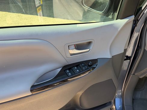 Used 2017 Toyota Sienna XLE w/ XLE Navigation Package FWD image 14