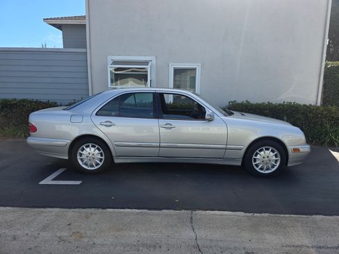 Used 2000 Mercedes-Benz E 320 Sedan image 8