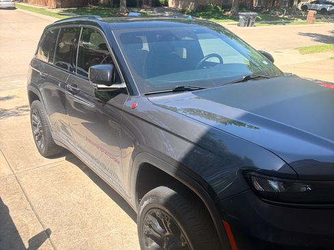 Used 2022 Jeep Grand Cherokee Trailhawk w/ Luxury Tech Group III AWD/4WD image 5