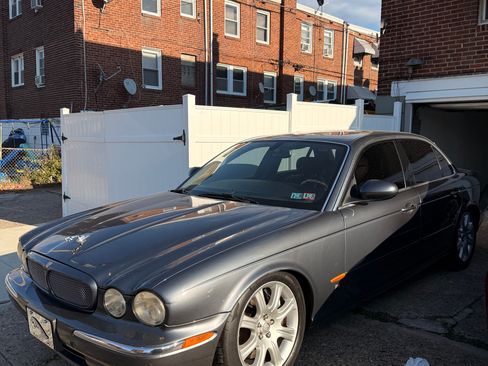 Used 2004 Jaguar XJ8 image 1