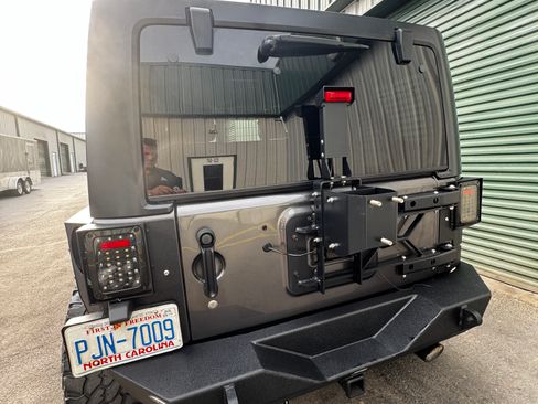 Used 2016 Jeep Wrangler Unlimited Rubicon image 5