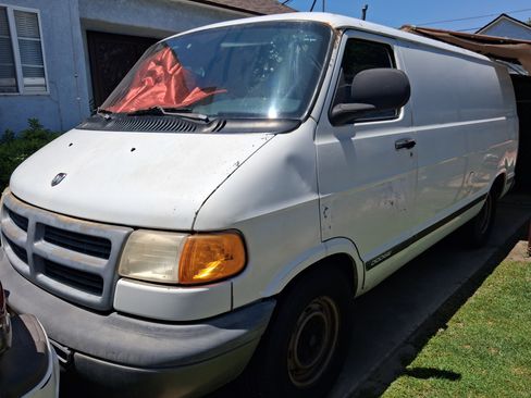 Used 2000 Dodge B2500 RWD image 2