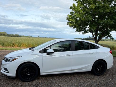 Used 2017 Chevrolet Cruze LS FWD image 1