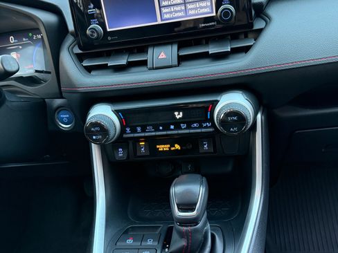 Used 2021 Toyota RAV4 SE image 15