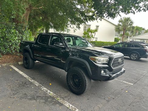 Used 2018 Toyota Tacoma TRD Off-Road AWD/4WD image 12