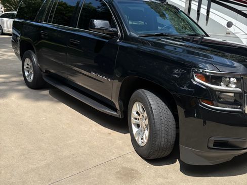 Used 2019 Chevrolet Suburban LT RWD image 9
