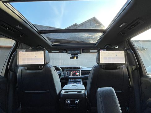 Used 2024 GMC Yukon Denali w/ Advanced Technology Package image 9