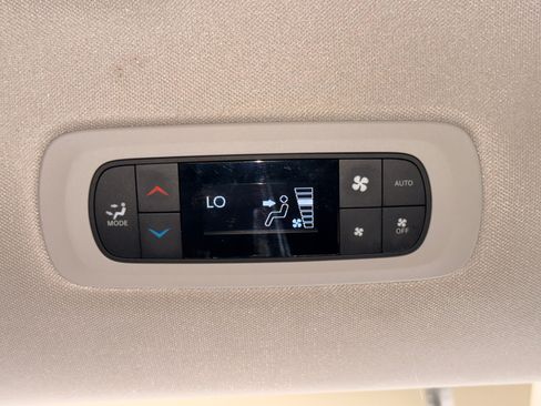 Used 2021 Chrysler Pacifica Touring-L FWD image 24