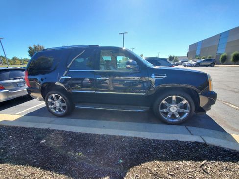 Used 2011 Cadillac Escalade Luxury image 4