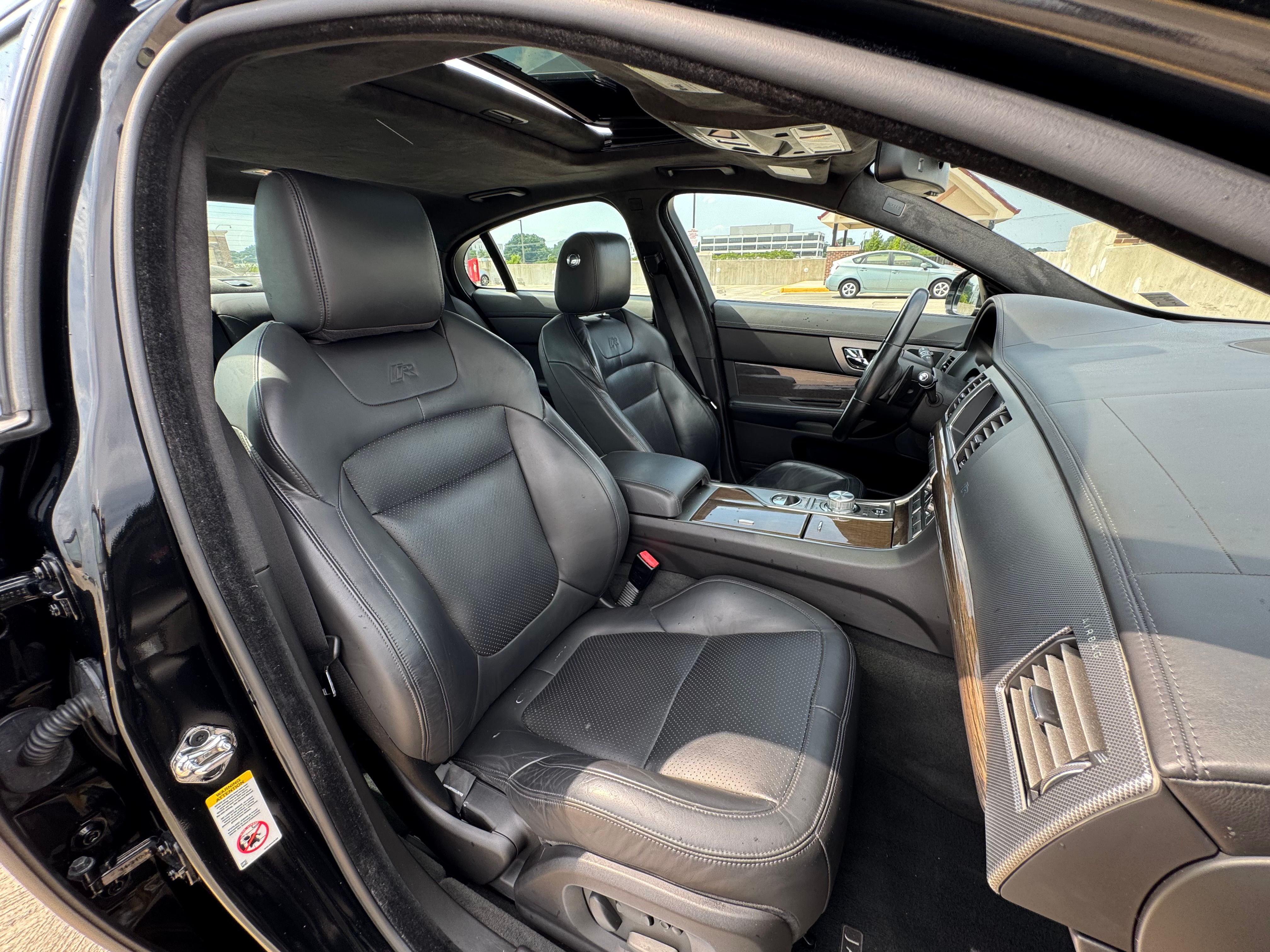 Used 2010 Jaguar XF R RWD image 27