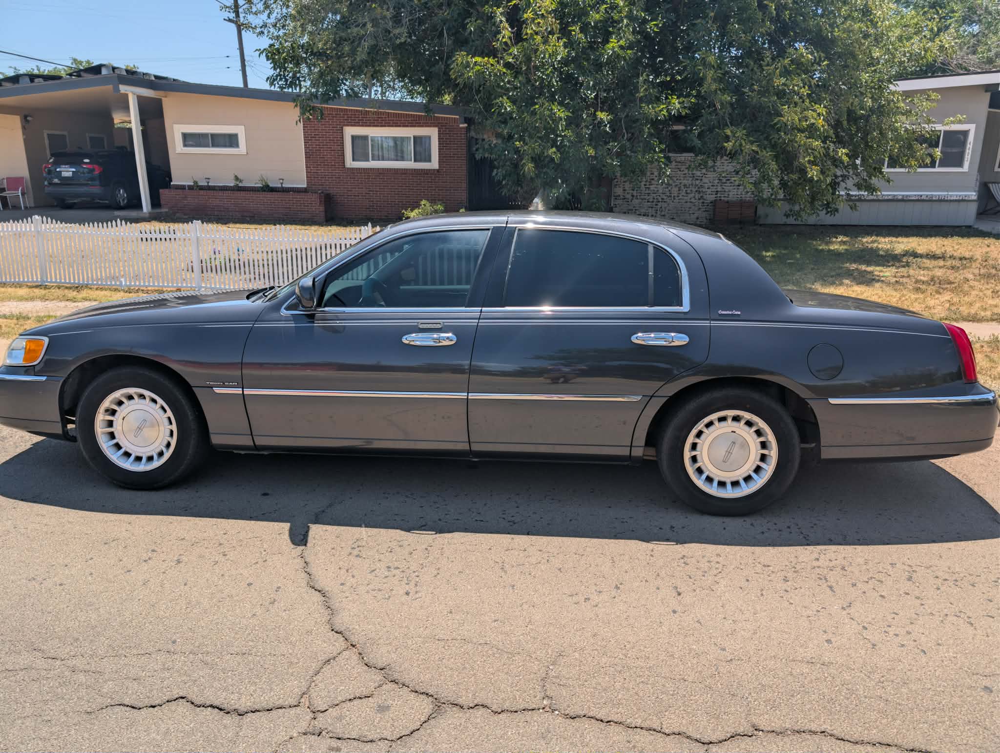 Used 2000 Lincoln Town Car Executive RWD image 1