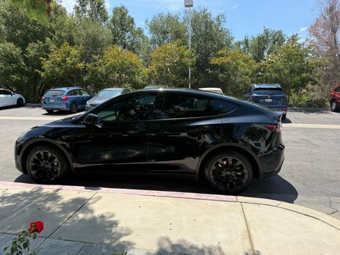 Used 2023 Tesla Model Y Long Range AWD/4WD image 1