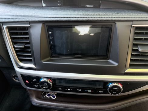 Used 2014 Toyota Highlander XLE FWD image 10