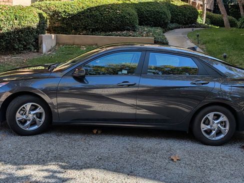 Used 2021 Hyundai Elantra SE image 1